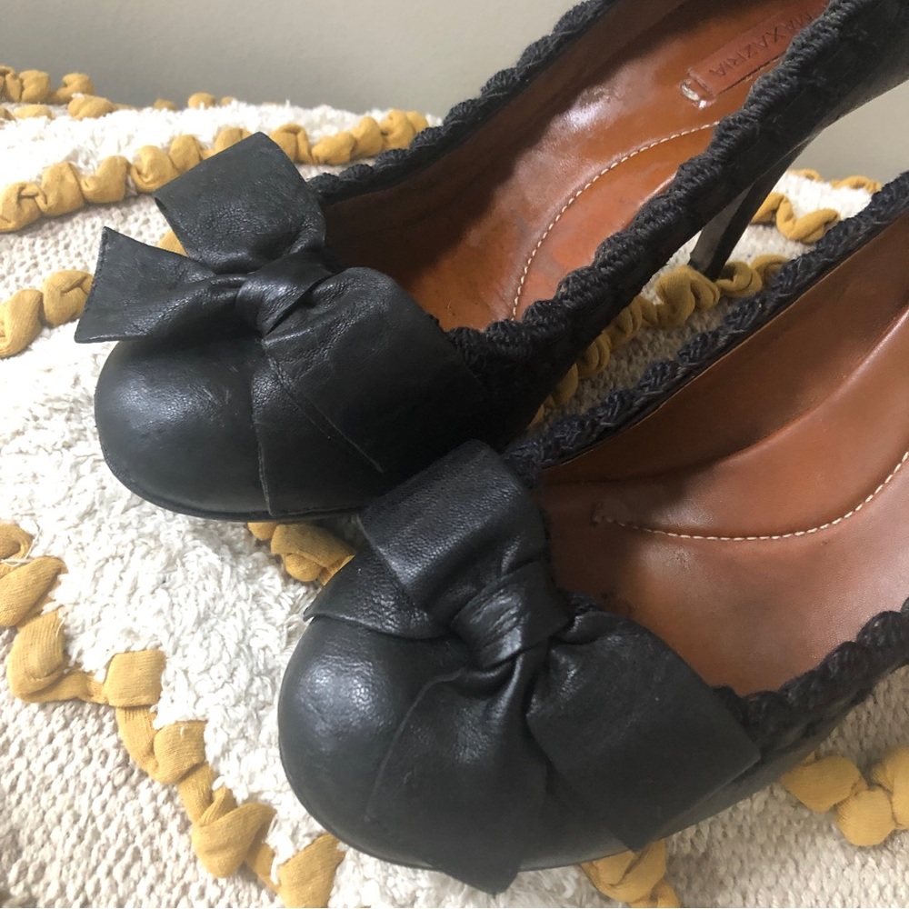 BCBG MaxAzria black scallop edge pumps